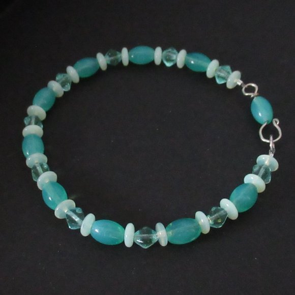 Uranium glass bead bracelet - Picture 15 of 16